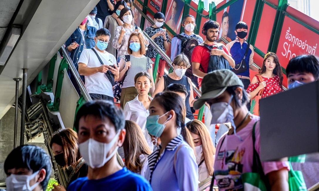 População de Bangkok, na Tailândia, usa máscaras para evitar contágio por coronavírus.